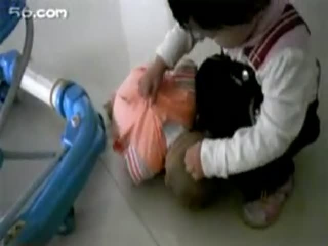 狂虐嬰兒視頻引發(fā)社會憤怒，道德和法律界限不可逾越