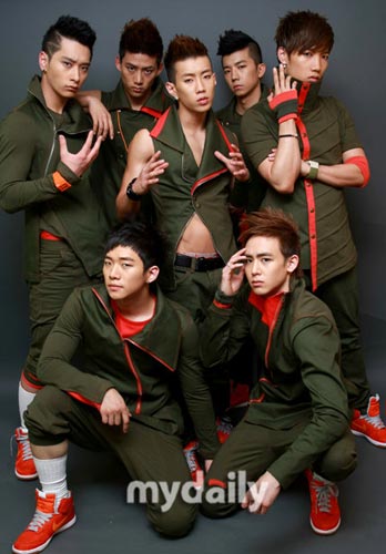 韓國(guó)2PM組合最新動(dòng)態(tài)，小巷音樂(lè)風(fēng)暴與隱藏小店探秘