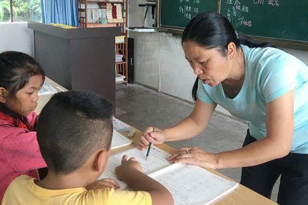 張老師，教育領(lǐng)域的璀璨新星閃耀教育界的光輝典范