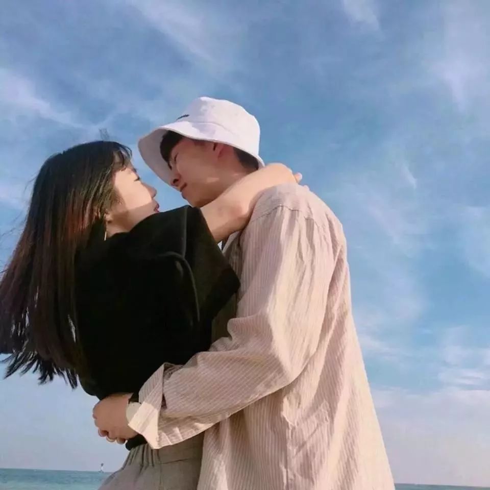 自然美景中的浪漫情侶頭像之旅，最新帥氣情侶頭像精選