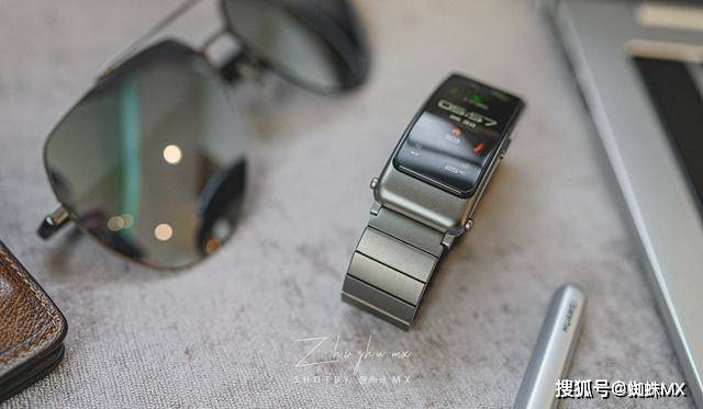 華為最新款手環(huán)，愛的日常，溫馨的陪伴紐帶