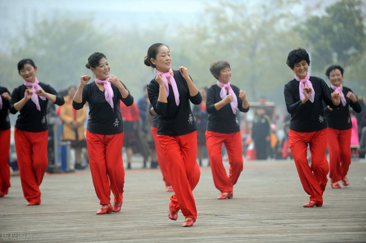 最新廣場(chǎng)舞共舞樂翻天，步驟指南與熱鬧狂歡