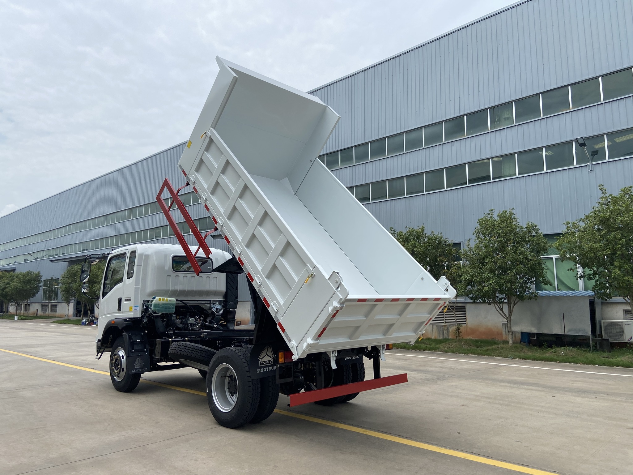 最新款自卸卡車，自然美景探索之旅的得力伙伴