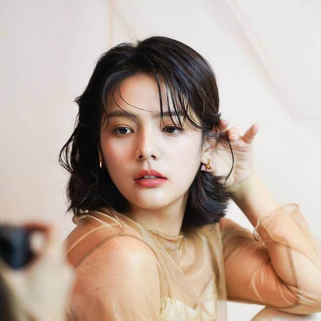 韓國年輕女演員引領科技潮流，未來高科技產(chǎn)品的魅力展示