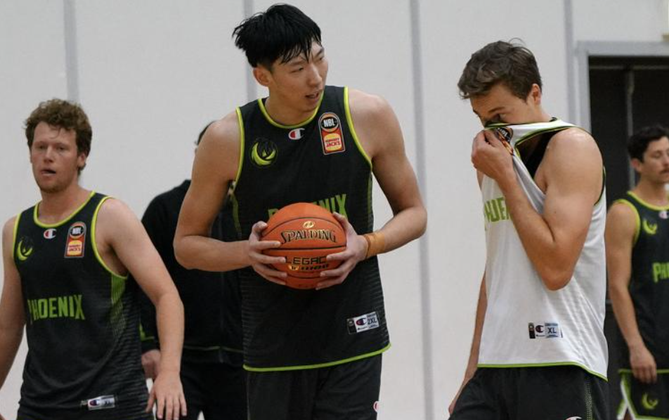 周琦最新視頻展現(xiàn)籃球巨星風(fēng)采！