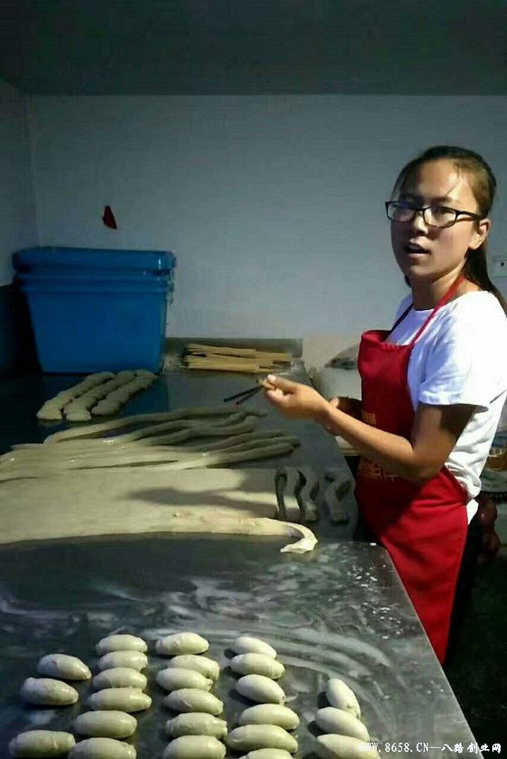 革新烘焙工藝，引領(lǐng)行業(yè)新潮流，最新烤面筋機(jī)亮相！