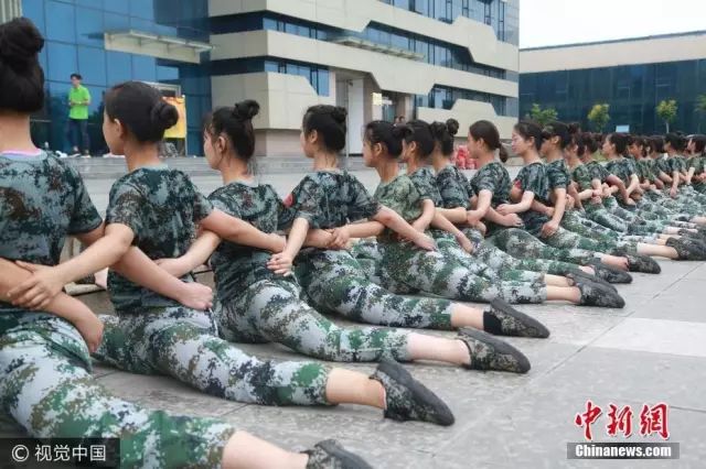獨家揭秘，探索小巷深處的軍訓新風尚——2025軍訓最新視頻亮相！